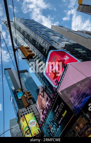 Les enseignes au néon, les panneaux d'affichage et les grands bâtiments est une scène typique de la rue de la ville de New York. Banque D'Images