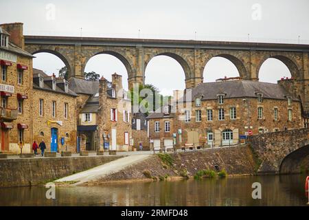 Vue panoramique sur le port de Dinan et son viaduc sur la rivière Rance, l'une des destinations touristiques les plus populaires en Bretagne, France Banque D'Images