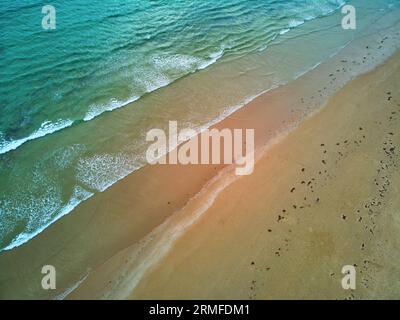 Vue aérienne par drone de la ligne côtière de l'océan Atlantique en Bretagne, France. Belle côte de mer avec plage de sable et d'énormes vagues Banque D'Images