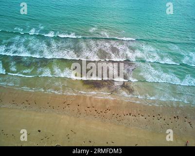 Vue aérienne par drone de la ligne côtière de l'océan Atlantique en Bretagne, France. Belle côte de mer avec plage de sable et d'énormes vagues Banque D'Images