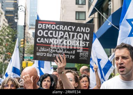 Des militants se rassemblent devant l'hôtel Loews Regency New York le 28 août 2023 où le ministre israélien de la Défense Yoav Gallant reste pour exiger qu'il vote contre la réforme judiciaire proposée par le nouveau gouvernement Banque D'Images