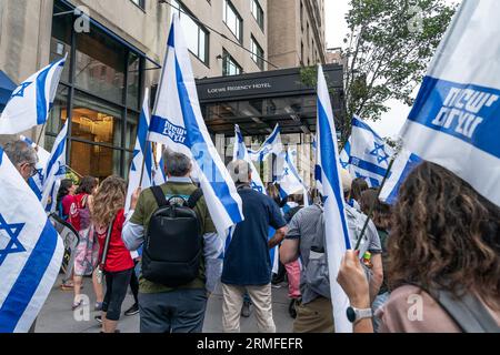 Des militants se rassemblent devant l'hôtel Loews Regency New York le 28 août 2023 où le ministre israélien de la Défense Yoav Gallant reste pour exiger qu'il vote contre la réforme judiciaire proposée par le nouveau gouvernement. (Photo de Lev Radin/Sipa USA) Banque D'Images