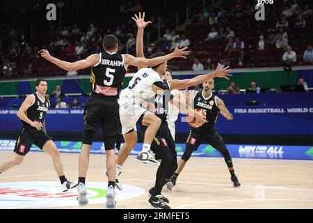 Pasay City, Metro Manila, Philippines. 28 août 2023. Shea Ili (5 ans, blanc) tente de dépasser plusieurs défenseurs lors du match de groupe de la coupe du monde de basket-ball FIBA entre la Jordanie et la Nouvelle-Zélande le 28 août 2023 (image de crédit : © Dennis Jerome Acosta/Pacific Press via ZUMA Press Wire) À USAGE ÉDITORIAL SEULEMENT! Non destiné à UN USAGE commercial ! Banque D'Images