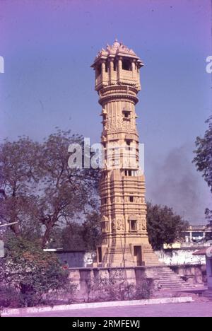 Hutheesing Temple est un temple jaïn à Ahmedabad dans le Gujarat, en Inde. Il a été construit en 1848 par la famille Hutheesing. Le temple allie le style architectural de l'ancien temple Maru-Gurjara avec de nouveaux éléments architecturaux de Haveli dans sa conception. Banque D'Images