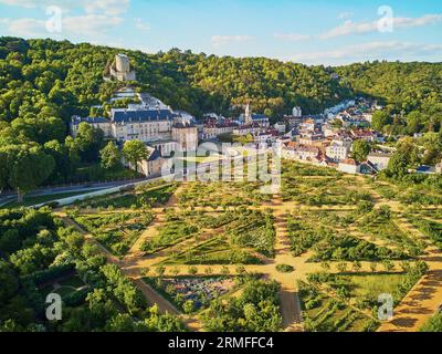 Vue aérienne panoramique de la Roche-Guyon, l'un des plus beaux villages de France Banque D'Images