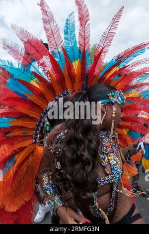 Entrez dans le jour 2 du Carnaval de Notting Hill, où les danseurs brillent dans leurs costumes élaborés, enflammant la scène avec leur présence dynamique. Au milieu de l'harmonie de rythmes animés et d'une palette de couleurs riches, ils s'unissent pour honorer à la fois la culture et l'art du mouvement., Londres, Royaume-Uni, 28/08/2023 Ehimetalor Unuabona/Alamy Live News Banque D'Images