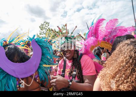 Entrez dans le jour 2 du Carnaval de Notting Hill, où les danseurs brillent dans leurs costumes élaborés, enflammant la scène avec leur présence dynamique. Au milieu de l'harmonie de rythmes animés et d'une palette de couleurs riches, ils s'unissent pour honorer à la fois la culture et l'art du mouvement., Londres, Royaume-Uni, 28/08/2023 Ehimetalor Unuabona/Alamy Live News Banque D'Images