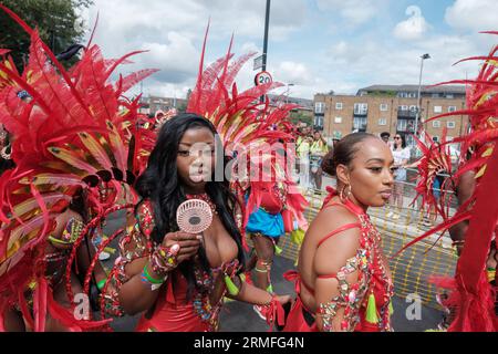 Entrez dans le jour 2 du Carnaval de Notting Hill, où les danseurs brillent dans leurs costumes élaborés, enflammant la scène avec leur présence dynamique. Au milieu de l'harmonie de rythmes animés et d'une palette de couleurs riches, ils s'unissent pour honorer à la fois la culture et l'art du mouvement., Londres, Royaume-Uni, 28/08/2023 Ehimetalor Unuabona/Alamy Live News Banque D'Images