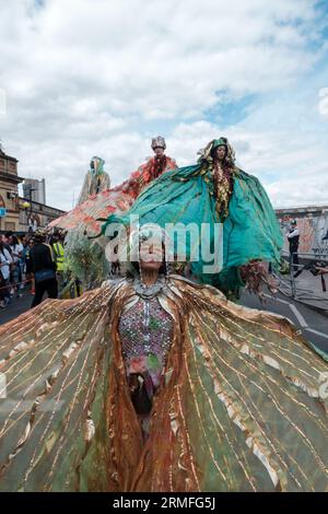 Entrez dans le jour 2 du Carnaval de Notting Hill, où les danseurs brillent dans leurs costumes élaborés, enflammant la scène avec leur présence dynamique. Au milieu de l'harmonie de rythmes animés et d'une palette de couleurs riches, ils s'unissent pour honorer à la fois la culture et l'art du mouvement., Londres, Royaume-Uni, 28/08/2023 Ehimetalor Unuabona/Alamy Live News Banque D'Images