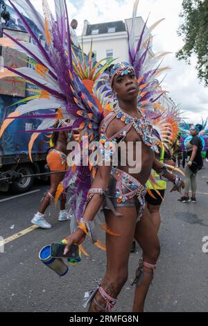 Entrez dans le jour 2 du Carnaval de Notting Hill, où les danseurs brillent dans leurs costumes élaborés, enflammant la scène avec leur présence dynamique. Au milieu de l'harmonie de rythmes animés et d'une palette de couleurs riches, ils s'unissent pour honorer à la fois la culture et l'art du mouvement., Londres, Royaume-Uni, 28/08/2023 Ehimetalor Unuabona/Alamy Live News Banque D'Images