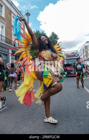 Entrez dans le jour 2 du Carnaval de Notting Hill, où les danseurs brillent dans leurs costumes élaborés, enflammant la scène avec leur présence dynamique. Au milieu de l'harmonie de rythmes animés et d'une palette de couleurs riches, ils s'unissent pour honorer à la fois la culture et l'art du mouvement., Londres, Royaume-Uni, 28/08/2023 Ehimetalor Unuabona/Alamy Live News Banque D'Images