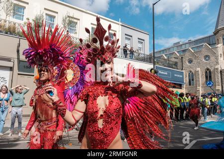 Entrez dans le jour 2 du Carnaval de Notting Hill, où les danseurs brillent dans leurs costumes élaborés, enflammant la scène avec leur présence dynamique. Au milieu de l'harmonie de rythmes animés et d'une palette de couleurs riches, ils s'unissent pour honorer à la fois la culture et l'art du mouvement., Londres, Royaume-Uni, 28/08/2023 Ehimetalor Unuabona/Alamy Live News Banque D'Images