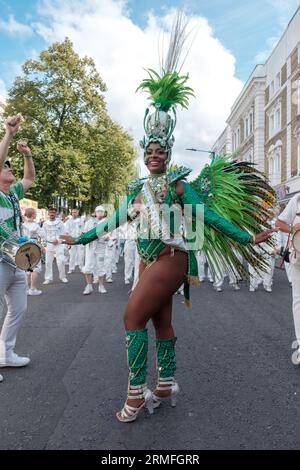 Entrez dans le jour 2 du Carnaval de Notting Hill, où les danseurs brillent dans leurs costumes élaborés, enflammant la scène avec leur présence dynamique. Au milieu de l'harmonie de rythmes animés et d'une palette de couleurs riches, ils s'unissent pour honorer à la fois la culture et l'art du mouvement., Londres, Royaume-Uni, 28/08/2023 Ehimetalor Unuabona/Alamy Live News Banque D'Images