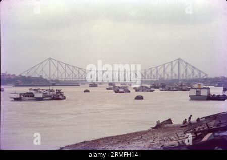 Le Howrah Bridge est un pont en porte-à-faux équilibré sur la rivière Hooghly dans le Bengale occidental, en Inde. Mis en service en 1943, monument emblématique de Kolkata, le pont Howrah est un immense pont en acier sur la rivière Hooghly. Il est considéré comme l'un des plus longs ponts cantilever au monde. Aussi connu sous le nom de Rabindra Setu, il relie Howrah et Kolkata. Il transporte 100 000 véhicules et d'innombrables piétons chaque jour. Banque D'Images