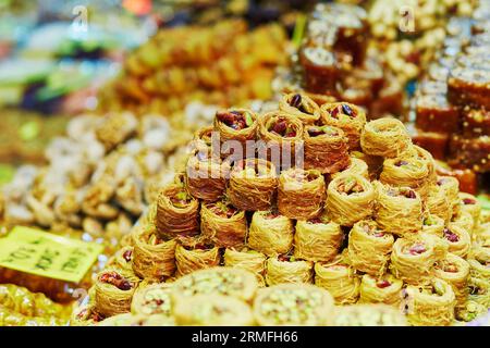 Des tas de divers baklava au miel turc sur un marché fermier traditionnel à Istanbul, Turquie Banque D'Images