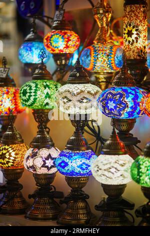 Sélection de lampes turques colorées sur le bazar égyptien ou le bazar aux épices, l'un des plus grands bazars d'Istanbul, en Turquie. Le marché vend des épices, des bonbons, j Banque D'Images