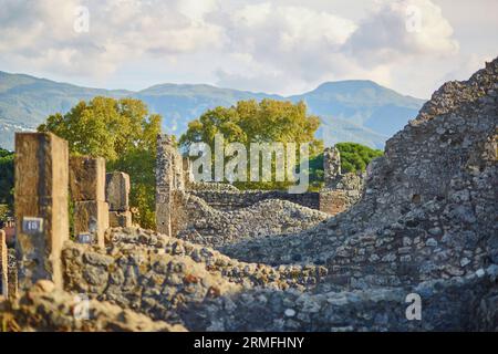 Ruines antiques à Pompéi, ville romaine près de Naples moderne détruite et enterrée sous les cendres volcaniques lors de l'éruption du Vésuve en 79 après JC Banque D'Images