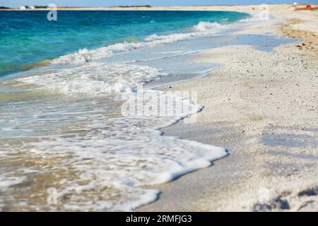 L'eau bleue et de nombreux grains blancs sur la plage d'Arutas connue sous le nom de plage de riz en Sardaigne, en Italie Banque D'Images