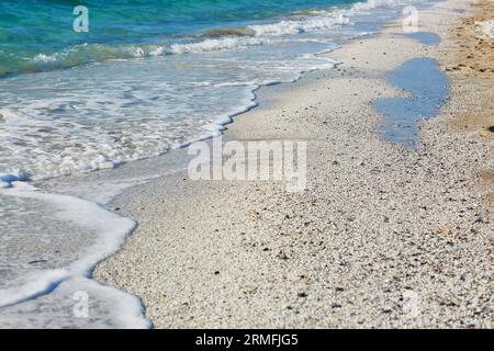 L'eau bleue et de nombreux grains blancs sur la plage d'Arutas connue sous le nom de plage de riz en Sardaigne, en Italie Banque D'Images