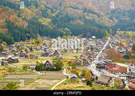 Vue du village historique Shirakawa-Go dans la préfecture de Gifu, Japon Banque D'Images