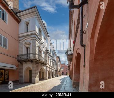 Alba, Langhe, Piémont, Italie - 20 août 2023 : via Cavour avec arcades médiévales et l'Hôtel de ville en arrière-plan Cathédrale de San Lorenzo Banque D'Images