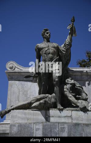 Paysage avec vue panoramique sur le 'Monumento ai caduti della grande guerra' un monument commémoratif des héros de guerre sur Corso Italia à Ragusa Sicile, Italie. Banque D'Images