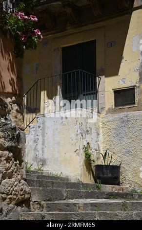 Maison rurale sicilienne traditionnelle sur Vico Michele Dierna à Ragusa Superiore Sicile, Italie. Banque D'Images