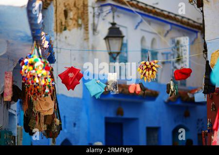 Épices et souvenirs sur un marché de rue à Chefchaouen, au Maroc, petite ville du nord-ouest du Maroc connue pour ses bâtiments bleus Banque D'Images