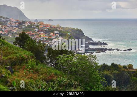 Vue panoramique du village de pêcheurs Seixal avec ses piscines de lave sur l'île de Madère, Portugal Banque D'Images