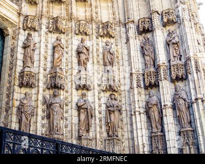 Sculptures d'apôtres et de saints situées dans les niches d'un côté de la porte Puerta de la Asuncion, l'entrée principale de la cathédrale de Séville. Espagne Banque D'Images