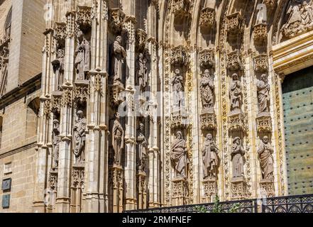 Sculptures d'apôtres et de saints situées dans les niches d'un côté de la porte Puerta de la Asuncion, l'entrée principale de la cathédrale de Séville. Espagne Banque D'Images