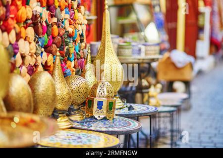 Sélection de lampes traditionnelles sur le marché marocain (souk) à Fès, Maroc Banque D'Images