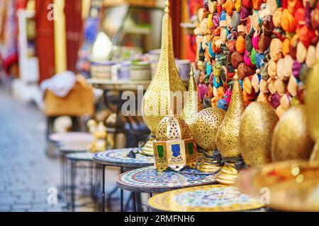 Sélection de lampes traditionnelles sur le marché marocain (souk) à Fès, Maroc Banque D'Images