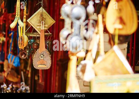 Sélection d'instruments de musique traditionnels sur le marché marocain (souk) à Fès, Maroc Banque D'Images