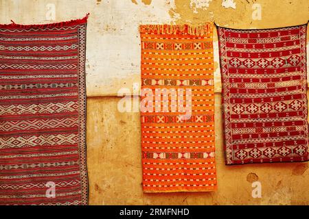 Sélection de tapis traditionnels sur le marché marocain (souk) à Fès, Maroc Banque D'Images