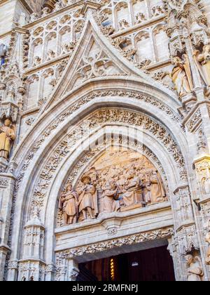 Porte Puerta de Palos (porte Puerta de la Adoración de los Magos). Façade orientale de la cathédrale de Séville. Séville, Andalousie, Espagne. Banque D'Images