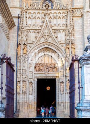 Porte Puerta de Palos (porte Puerta de la Adoración de los Magos). Façade orientale de la cathédrale de Séville. Séville, Andalousie, Espagne. Banque D'Images