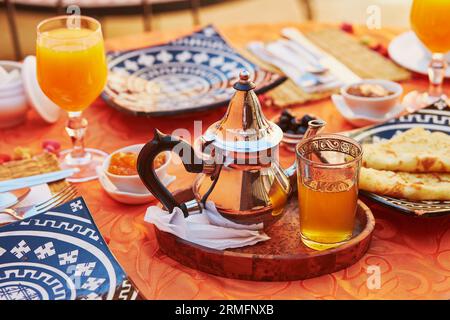 Délicieux petit-déjeuner de style marocain servi dans riad traditionnel marocain (hôtel) Banque D'Images