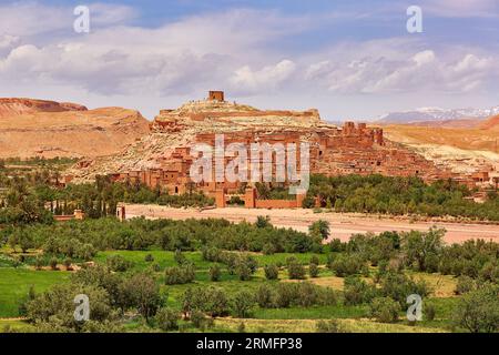 Pittoresque village de montagne (kasbah) ait Ben Haddou non loin de Ouarzazate au Maroc, en Afrique Banque D'Images