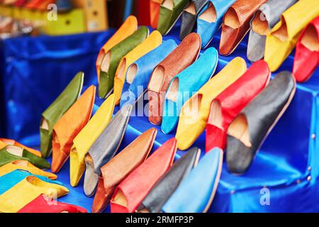 Chaussons en cuir (babouches) colorés faits main sur un marché à Marrakech, Maroc Banque D'Images