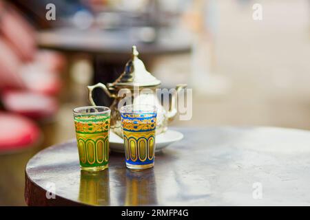 Marocain traditionnel thé à la menthe dans un café de Marrakech, Maroc Banque D'Images