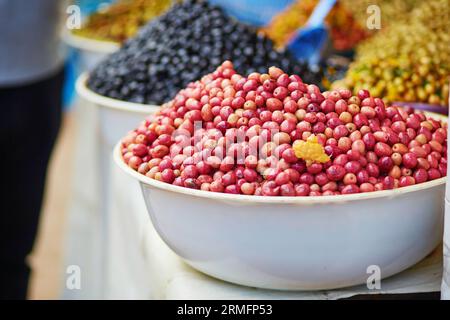 Sélection d'olives marinées sur un marché marocain traditionnel (souk) à Essaouira, Maroc Banque D'Images