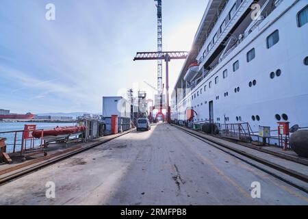 vue d'un chantier naval réparant des cargos. chantier naval et zone industrielle. réparation d'un vieux navire à l'aide de grues Banque D'Images