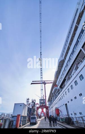 vue d'un chantier naval réparant des cargos. chantier naval et zone industrielle. réparation d'un vieux navire à l'aide de grues Banque D'Images