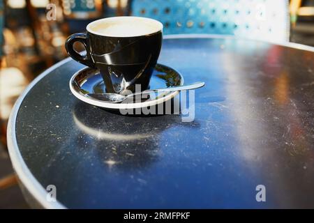 Tasse à café vide sur la table du café traditionnel parisien en plein air à Paris, France Banque D'Images