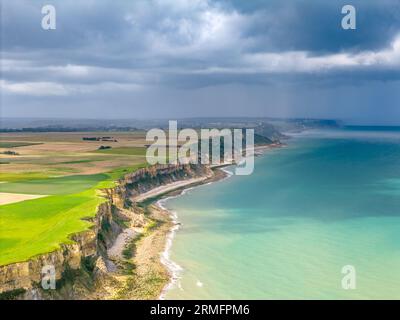 Vue aérienne de la magnifique côte près d'Arromanches en Normandie, France. De hautes falaises s'élèvent au-dessus de la mer. Banque D'Images