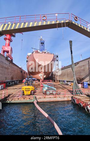 vue d'un chantier naval réparant des cargos. chantier naval et zone industrielle. réparation d'un vieux navire à l'aide de grues Banque D'Images