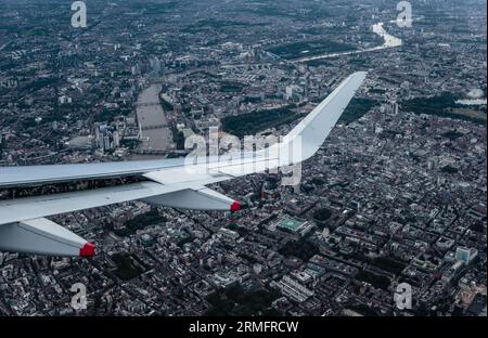 La vue sur Londres, alors qu'un avion de British Airways arrive à terre. Banque D'Images