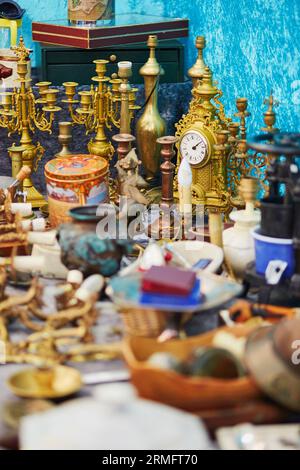 Horloge dorée et beaucoup d'autres belles choses sur le marché aux puces à Paris, France Banque D'Images