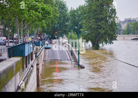 PARIS - 3 JUIN : inondation de Paris avec des eaux extrêmement élevées le 3 juin 2016 à Paris, France Banque D'Images